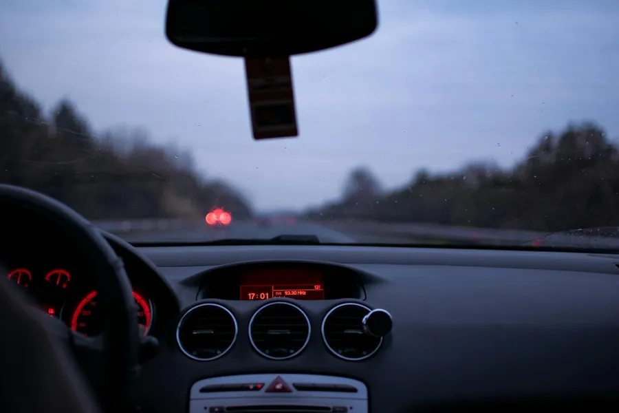 Wie kann man den Kraftstoffverbrauch durch richtige Fahrtechniken senken?